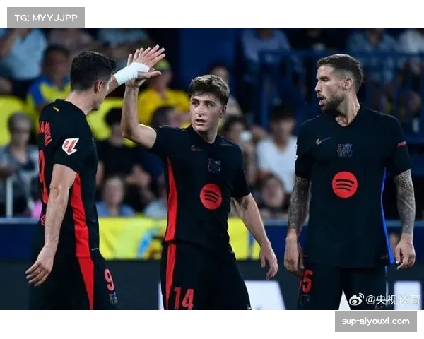 巴塞罗那三比一战胜比利亚雷亚尔 莱万多夫斯基梅开二度